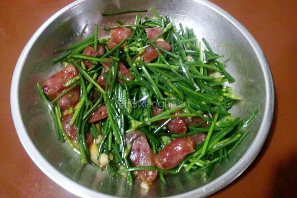 韭菜花炒腊肠的做法图解5