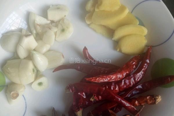 龙骨烧萝卜丁的做法图解3