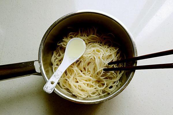 秘制酱汁炒面的做法图解5