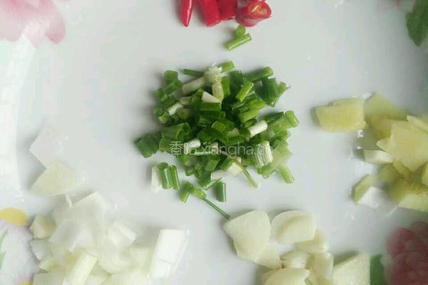 红烧鲤鱼的做法图解1
