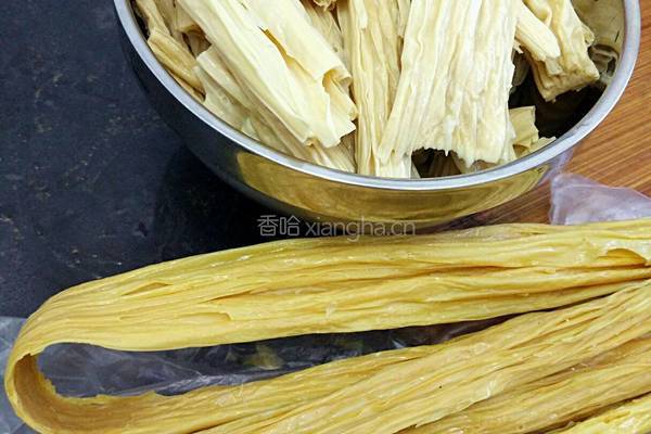 腐竹烧鸡翅的做法图解1