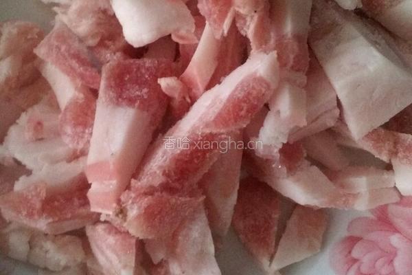 猪肉白菜炖粉条的做法图解1