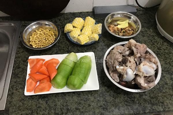 青红萝卜铜骨汤的做法图解3