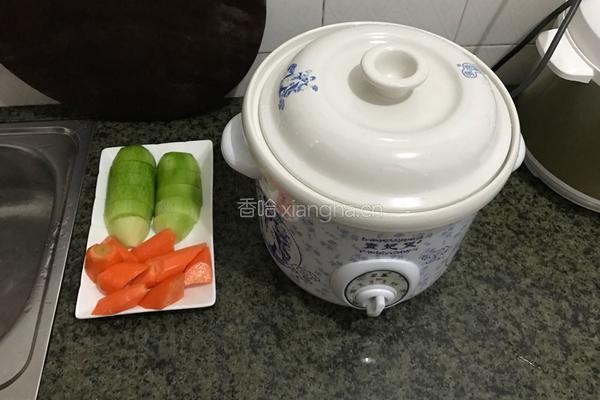 青红萝卜铜骨汤的做法图解6