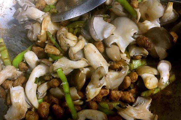 牛肉粒炒蘑菇的做法图解4