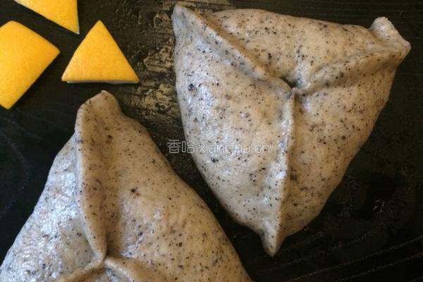 核桃芝麻糖三角的做法图解11