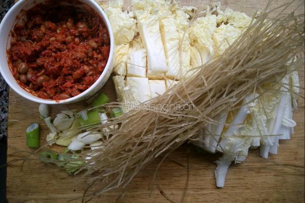 盐豆白菜炖粉丝的做法图解1