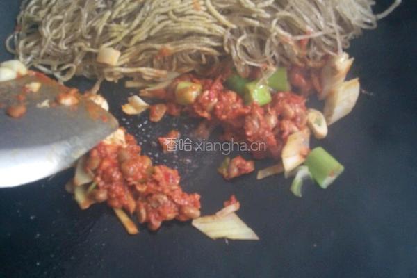 盐豆白菜炖粉丝的做法图解3