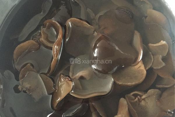 木耳炒千张丝的做法图解1