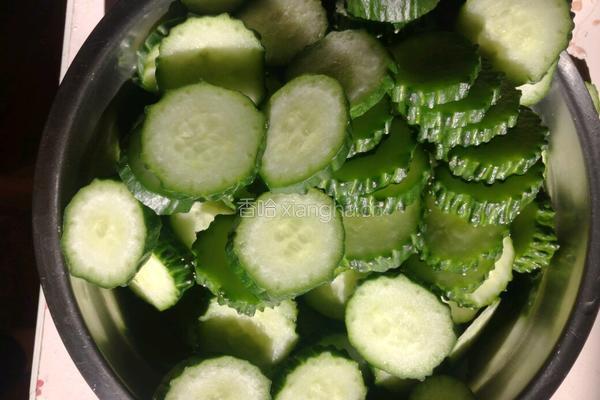 黄瓜炒肉的做法图解1