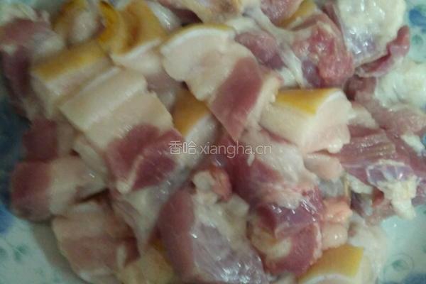 红烧肉炖土豆的做法图解1