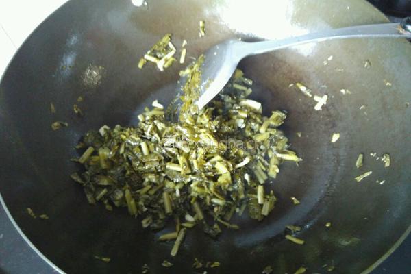 大肠炒酸菜的做法图解7