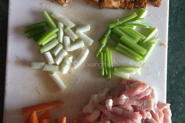 瘦肉炒豆干的做法图解2