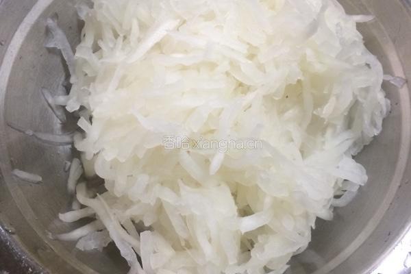 酱油萝卜丝的做法图解1