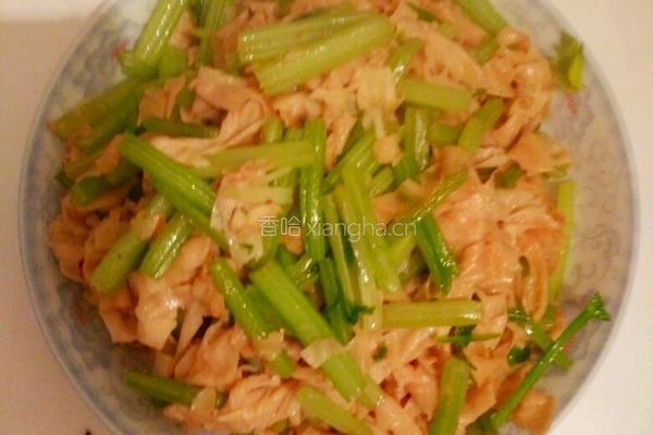 芹菜炒豆腐皮的做法图解4
