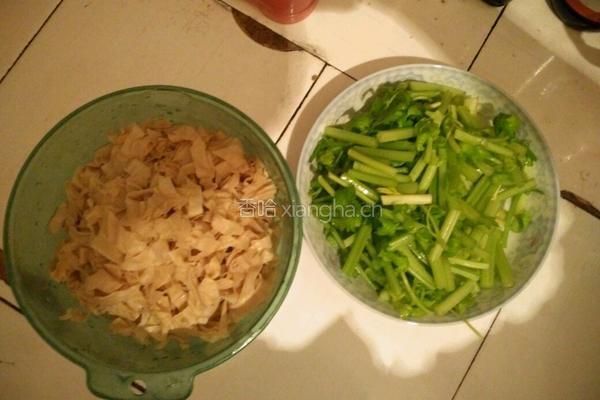 芹菜炒豆腐皮的做法图解1
