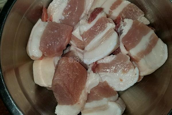 红烧肉闷土豆的做法图解1