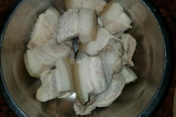 红烧肉闷土豆的做法图解2