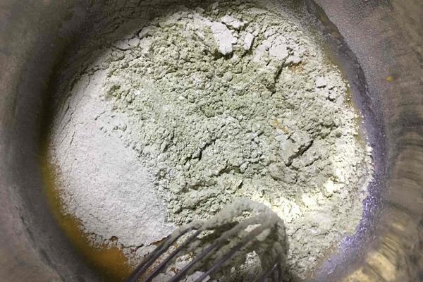 抹茶戚风蛋糕的做法图解3