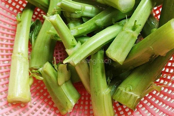 xo酱玉米粒炒菜心杆杆的做法图解2