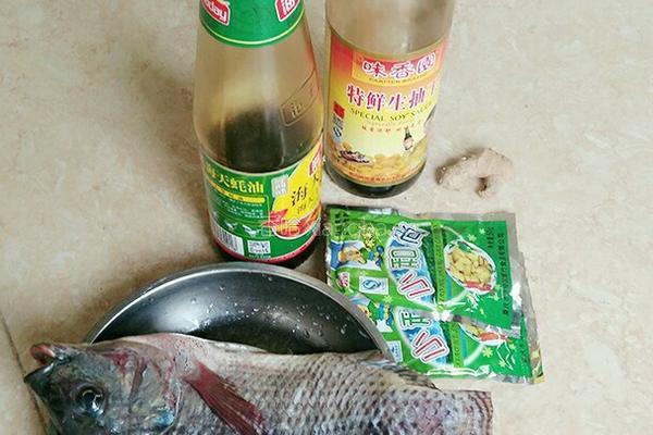 榨菜红烧鱼的做法图解1