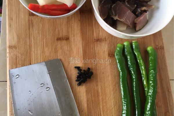 酸萝卜蒸腊肉的做法图解1