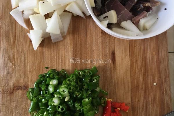 酸萝卜蒸腊肉的做法图解2