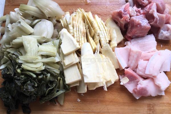 冬笋腌菜火锅的做法图解2