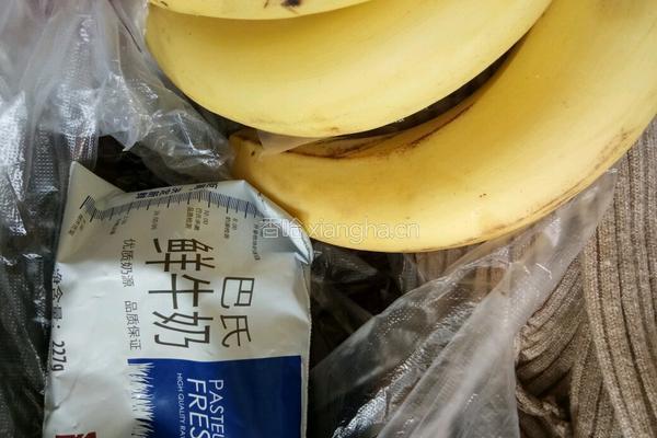 香蕉奶昔的做法图解1