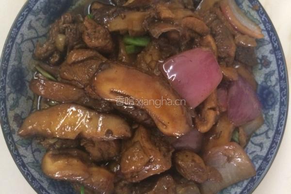 洋葱香菇炒鸡块。