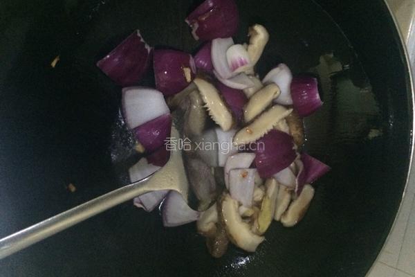 洋葱香菇炒鸡块。的做法图解7