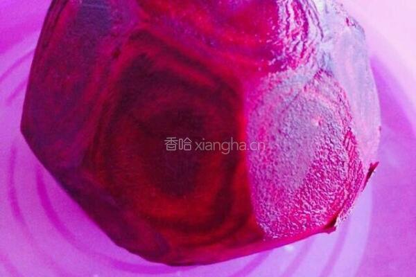 甜菜根面条的做法图解1