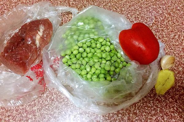 豌豆炒肉丁的做法图解1