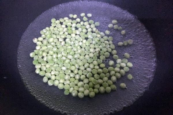 豌豆炒肉丁的做法图解4