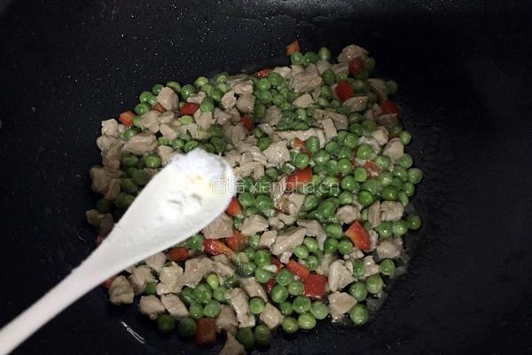 豌豆炒肉丁的做法图解9