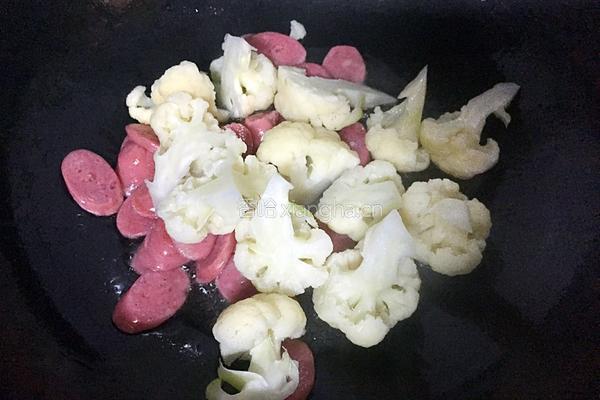 火腿肠炒花菜的做法图解4