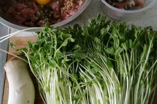 暖胃海鲜豌豆苗馄饨的做法图解1