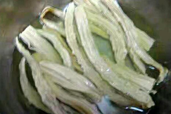 巧拌麻辣腐竹丝的做法图解1