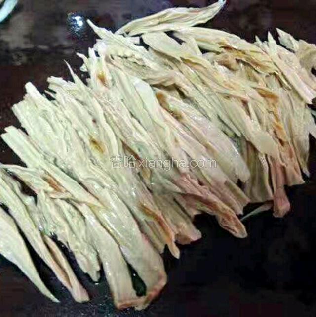 泡发后滴腐竹洗净，切成菱形备用；