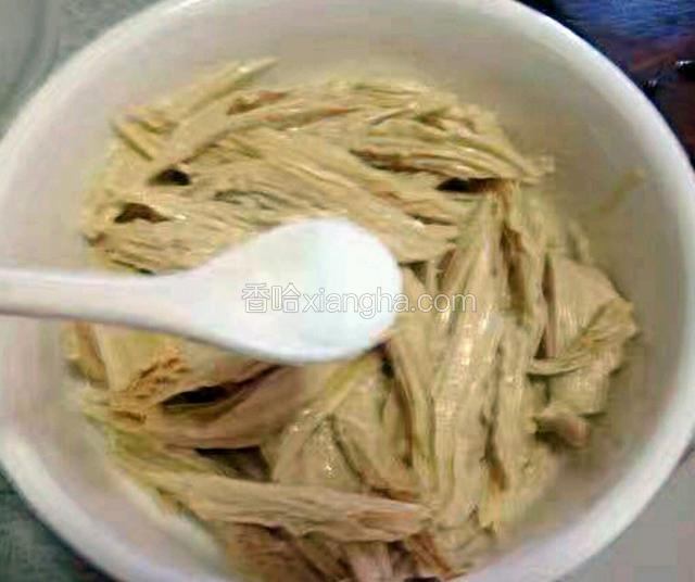 加入食盐；