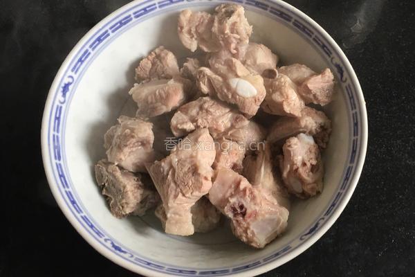 排骨烧莲藕的做法图解1