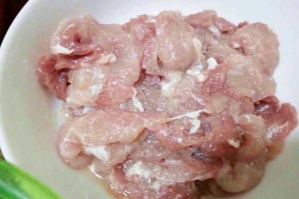 豆芽炒肉片的做法图解1