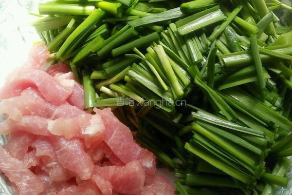 绿豆芽炒韭菜的做法图解2