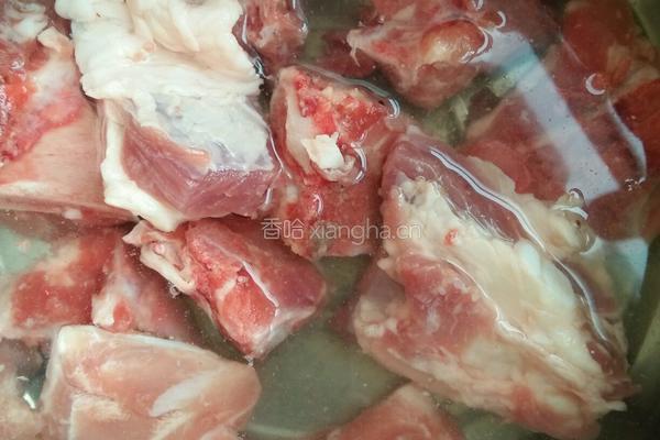 排骨炖土豆的做法图解1