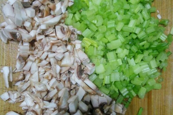 西芹口蘑炒米饭的做法图解2