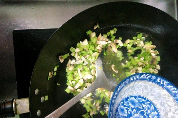 西芹口蘑炒米饭的做法图解5