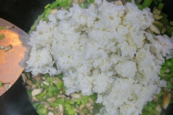 西芹口蘑炒米饭的做法图解7