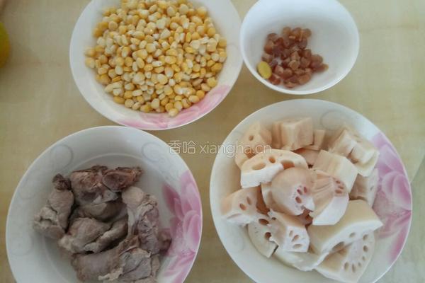 电压力锅煲龙骨莲藕玉米汤的做法图解1