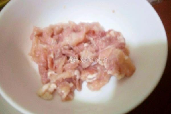 韭菜花炒肉片的做法图解2