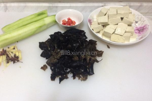 丝瓜酿油豆腐的做法图解1